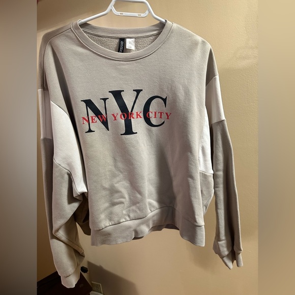 H&M NYC sweatshirt - Picture 1 of 7